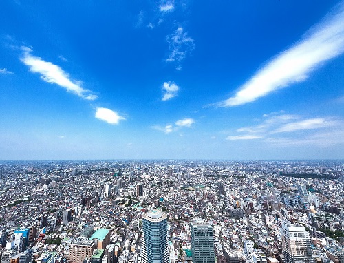 東京の街と青空